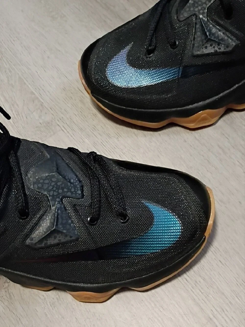 Mens- Nike Labron James 13 